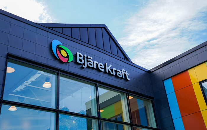 Bjäre Kraft kontor exteriör med logotyp på fasaden