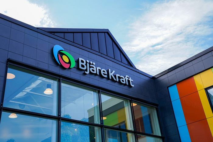 Bjäre Kraft kontor exteriör med logotyp på fasaden